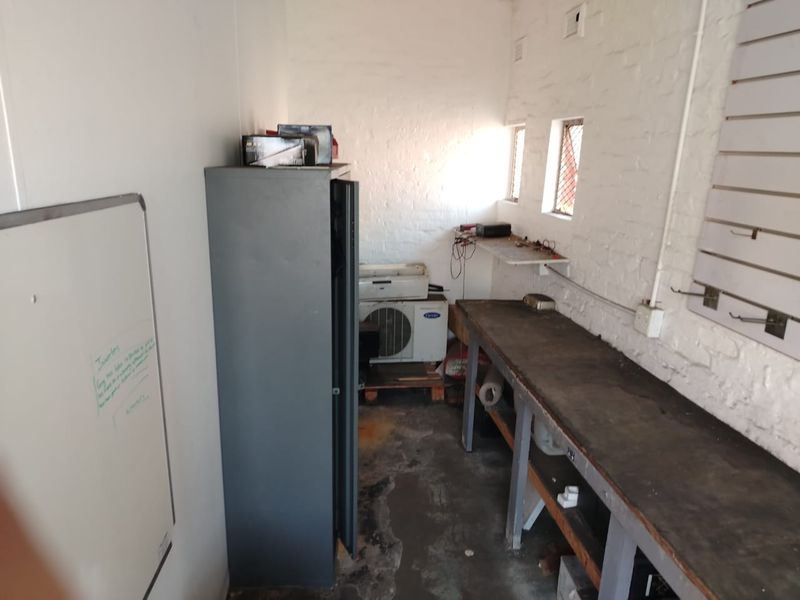 Light Industrial Retail Unit in Westmead to let - Photo 7