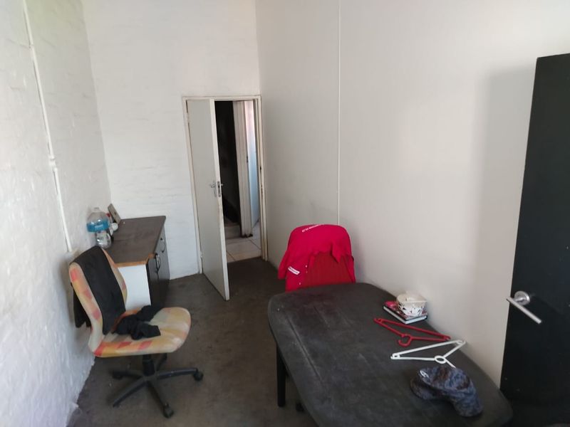 Light Industrial Retail Unit in Westmead to let - Photo 8