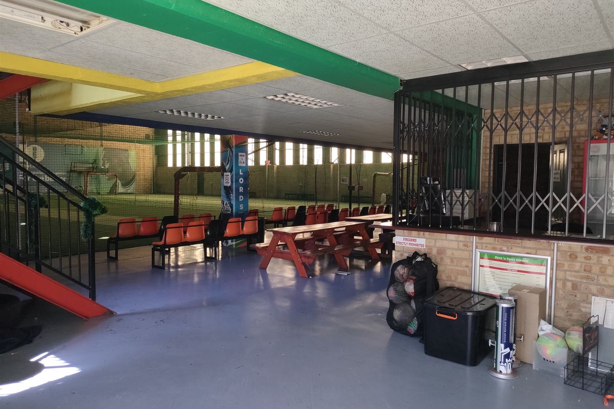 2725m2  Warehouse  - FOR SALE OR Lease - Photo 2