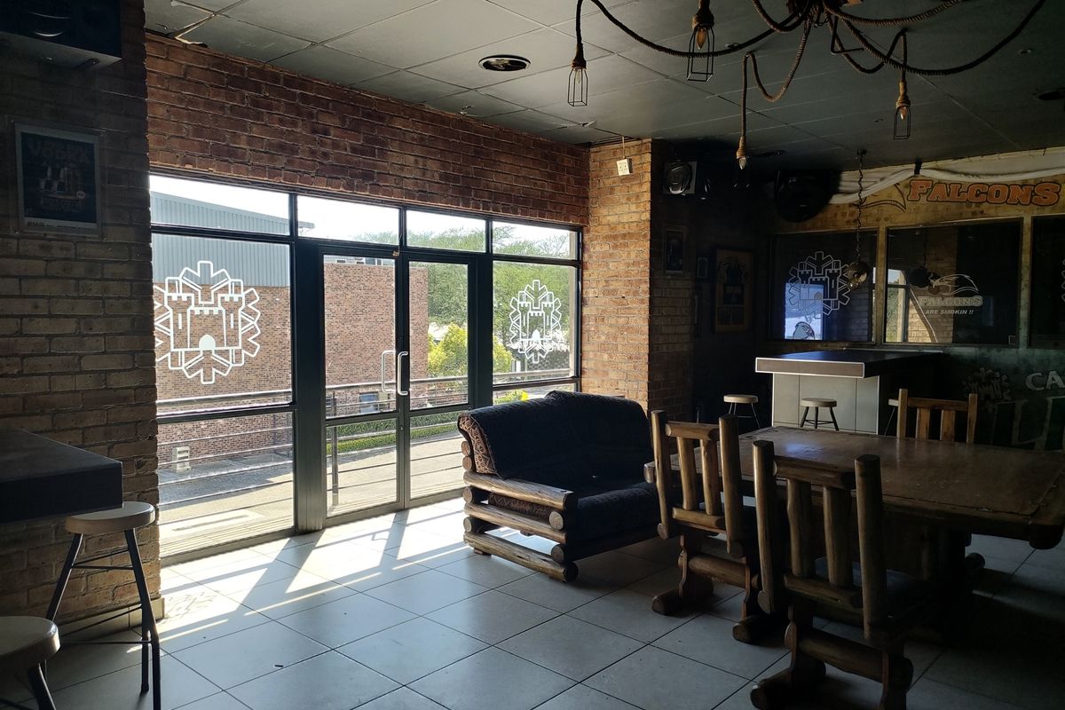 2725m2  Warehouse  - TO LEASE and FOR SALE - Photo 3