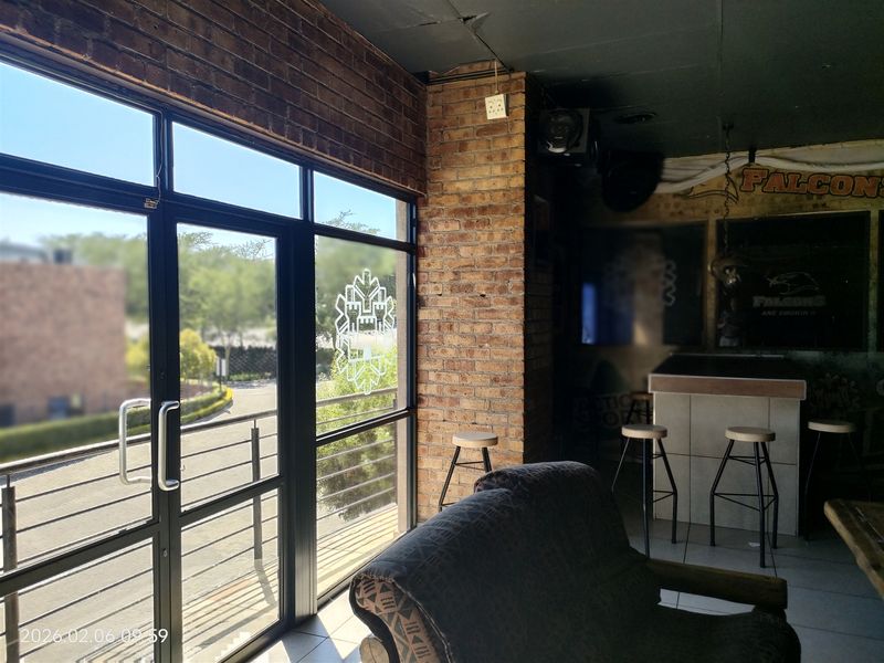 2725m2  Warehouse  - TO LEASE and FOR SALE - Photo 4