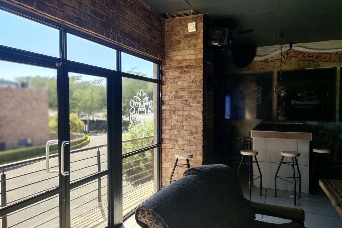 2725m2  Warehouse  - TO LEASE and FOR SALE - Photo 4