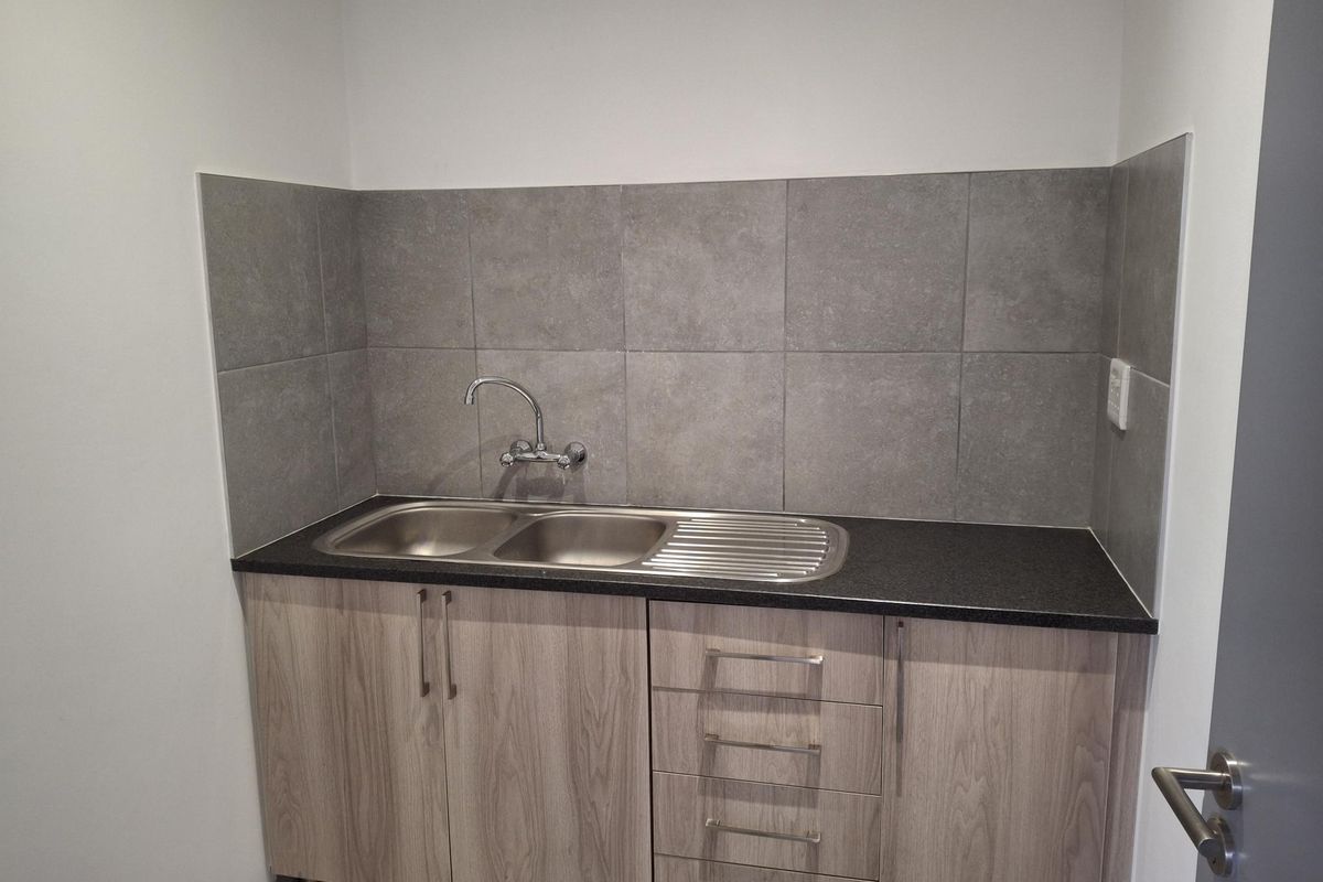 Newly Built Warehouse with 24/7 Security – Prime Location Near Kempton Park! - Photo 3