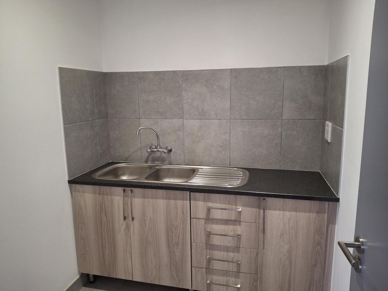 Newly Built Warehouse with 24/7 Security – Prime Location Near Kempton Park! - Photo 3