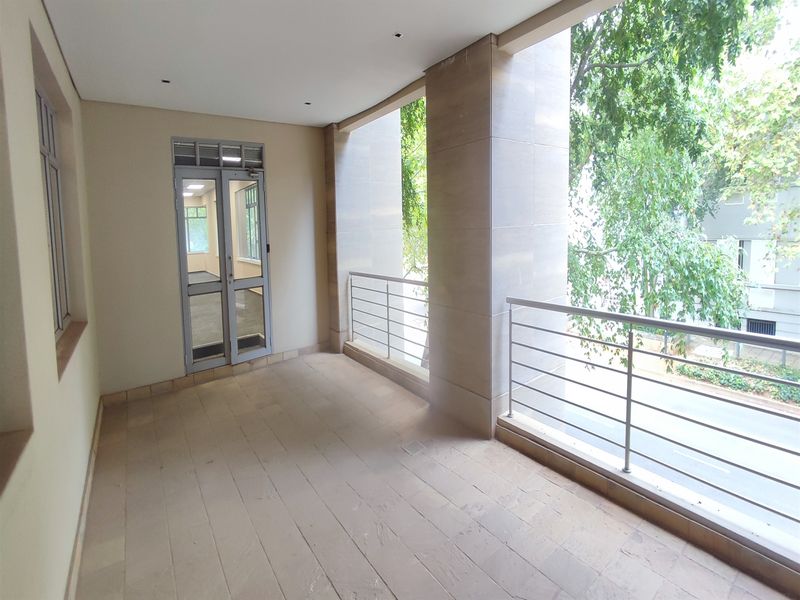 1020sqm Offices to let in Illovo - Photo 9