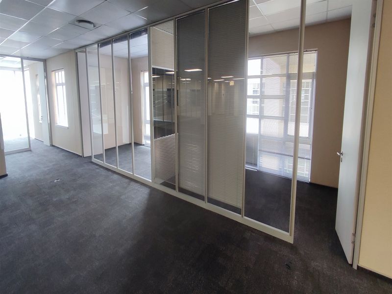 1020sqm Offices to let in Illovo - Photo 6