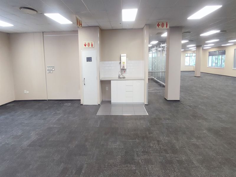 1020sqm Offices to let in Illovo - Photo 5