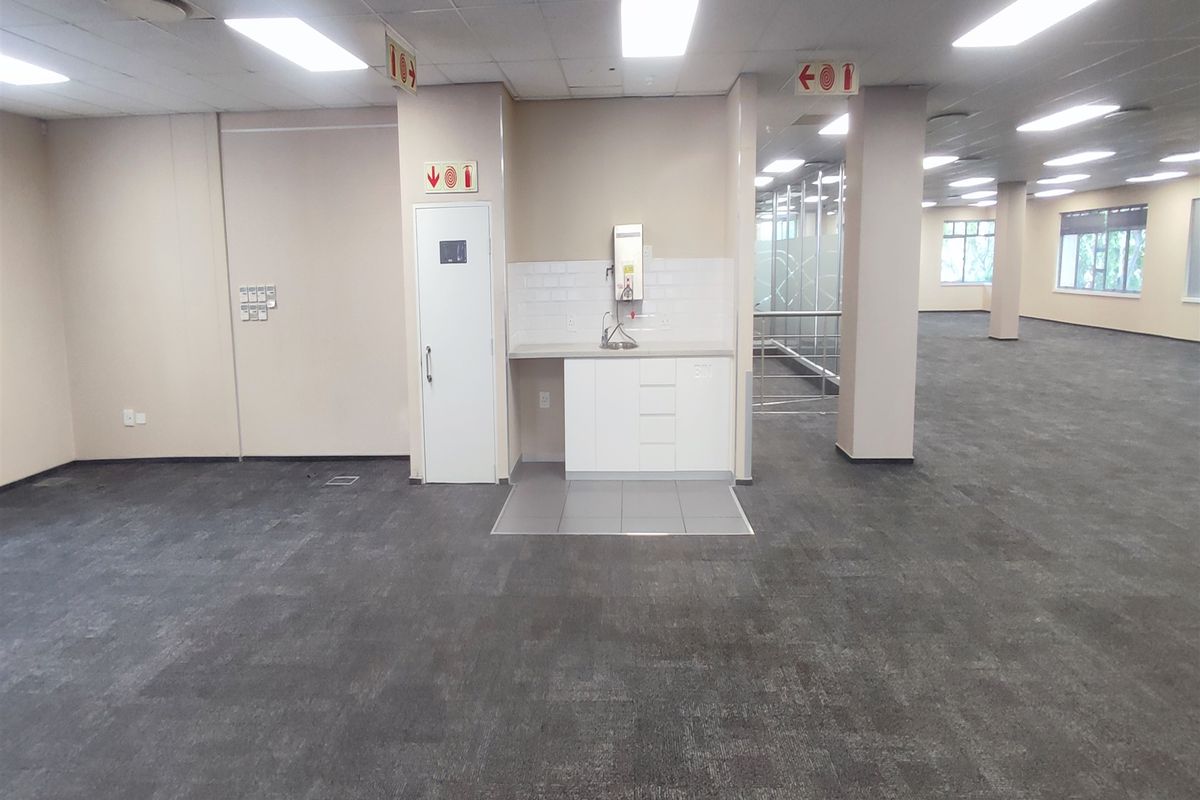 1020sqm Offices to let in Illovo - Photo 5