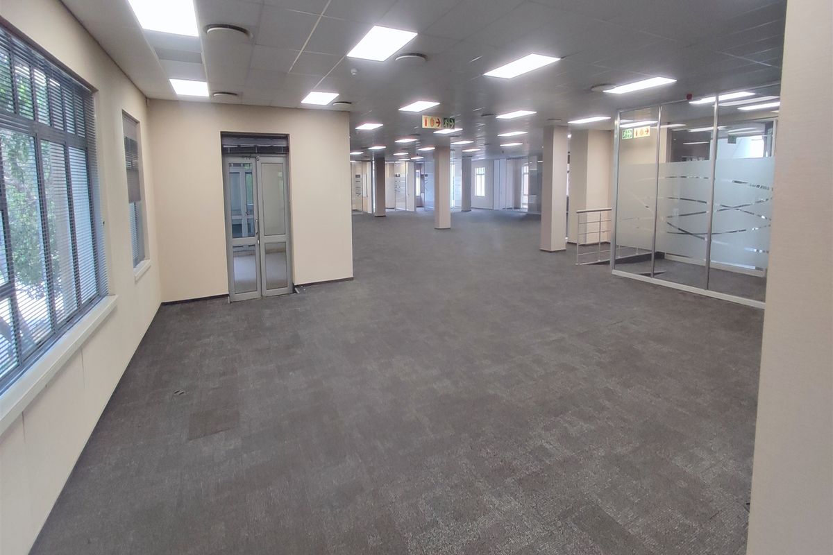 1020sqm Offices to let in Illovo - Photo 2