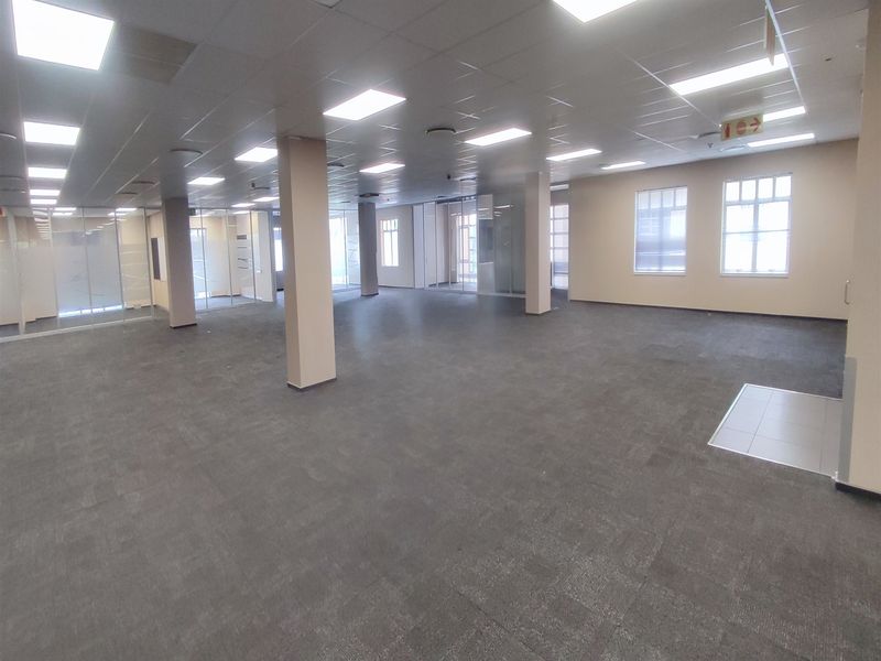 1020sqm Offices to let in Illovo - Photo 4