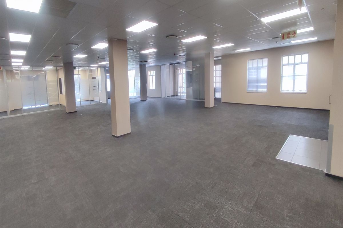 1020sqm Offices to let in Illovo - Photo 4