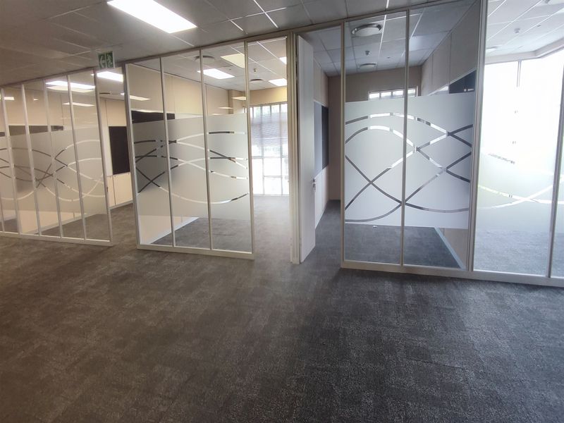 1020sqm Offices to let in Illovo - Photo 7