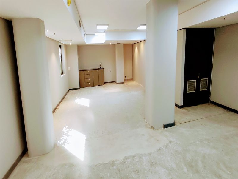 561sqm Office space to let in Rosebank - Photo 9