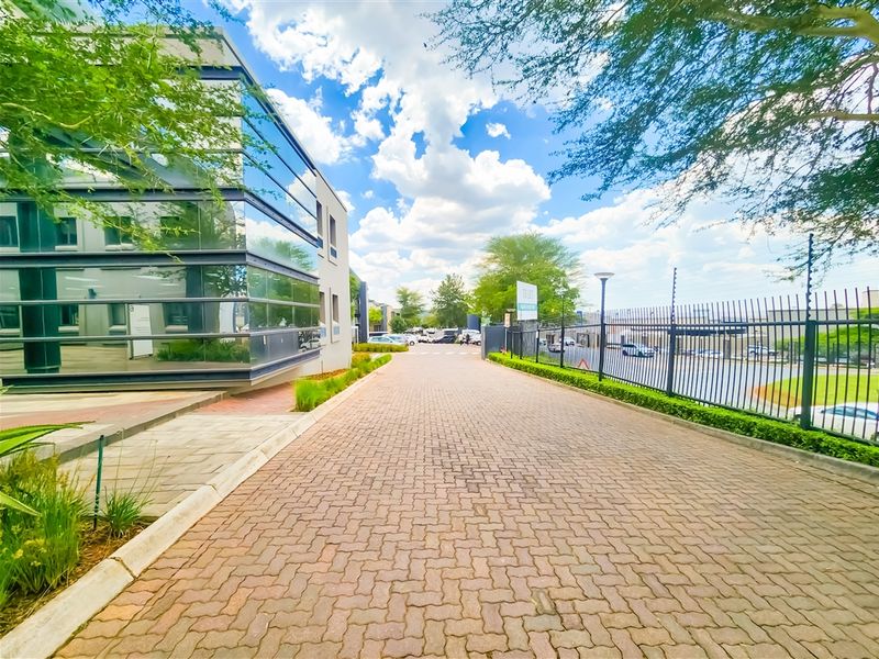 295m2 Modern Office to Let in Clearwater Office Park - Photo 2