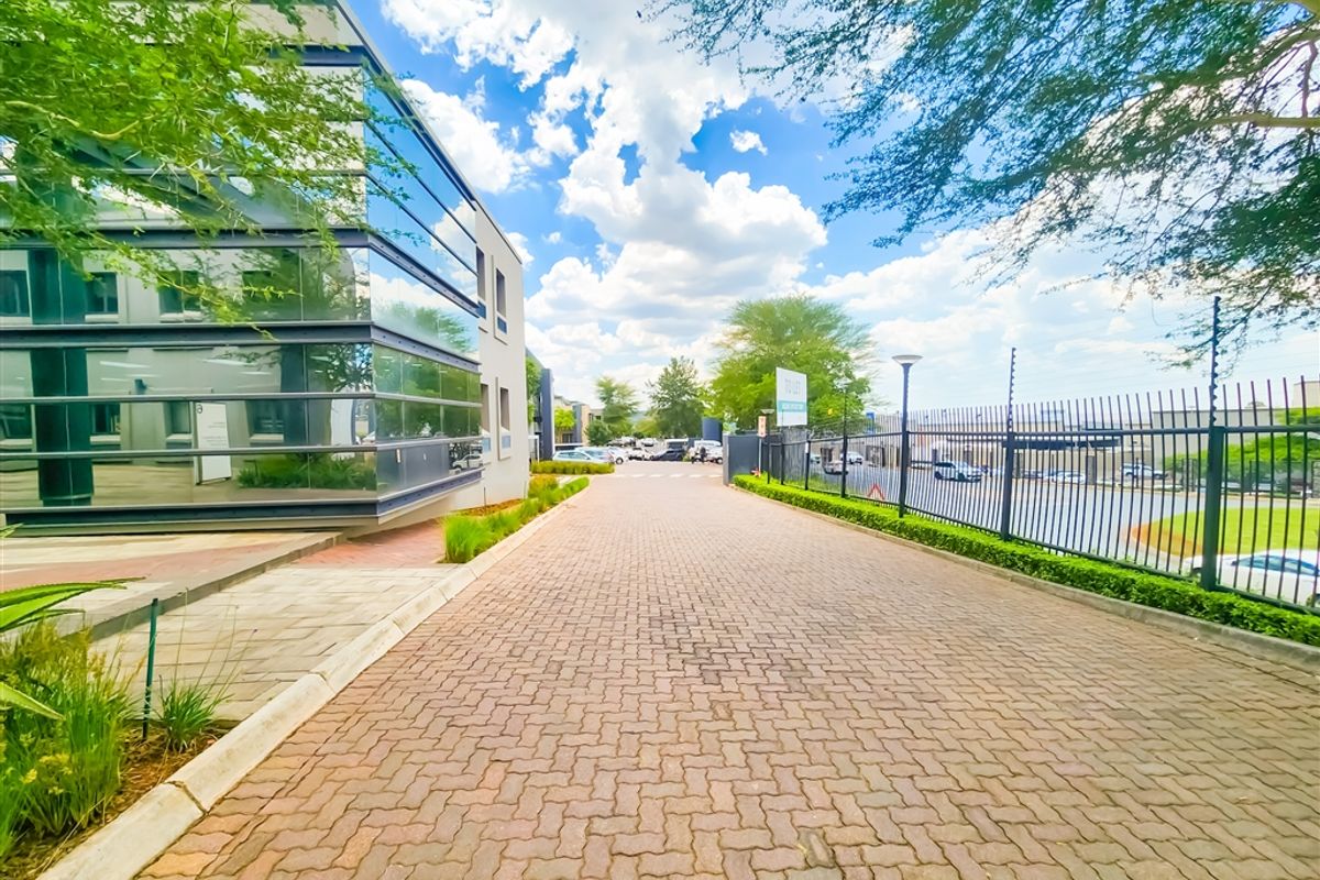 295m2 Modern Office to Let in Clearwater Office Park - Photo 2