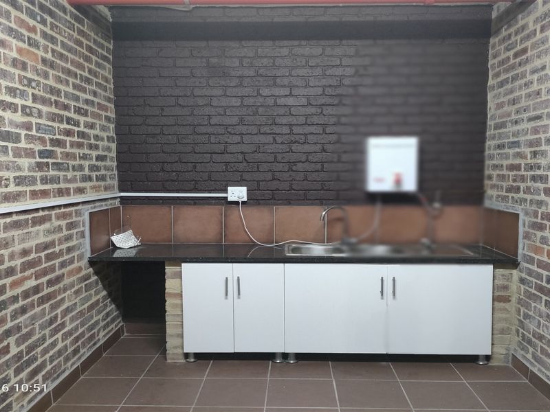 1815m2  Warehouse  - TO LEASE - Photo 6