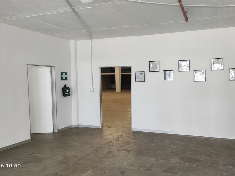 1815m2  Warehouse  - TO LEASE - Photo 2