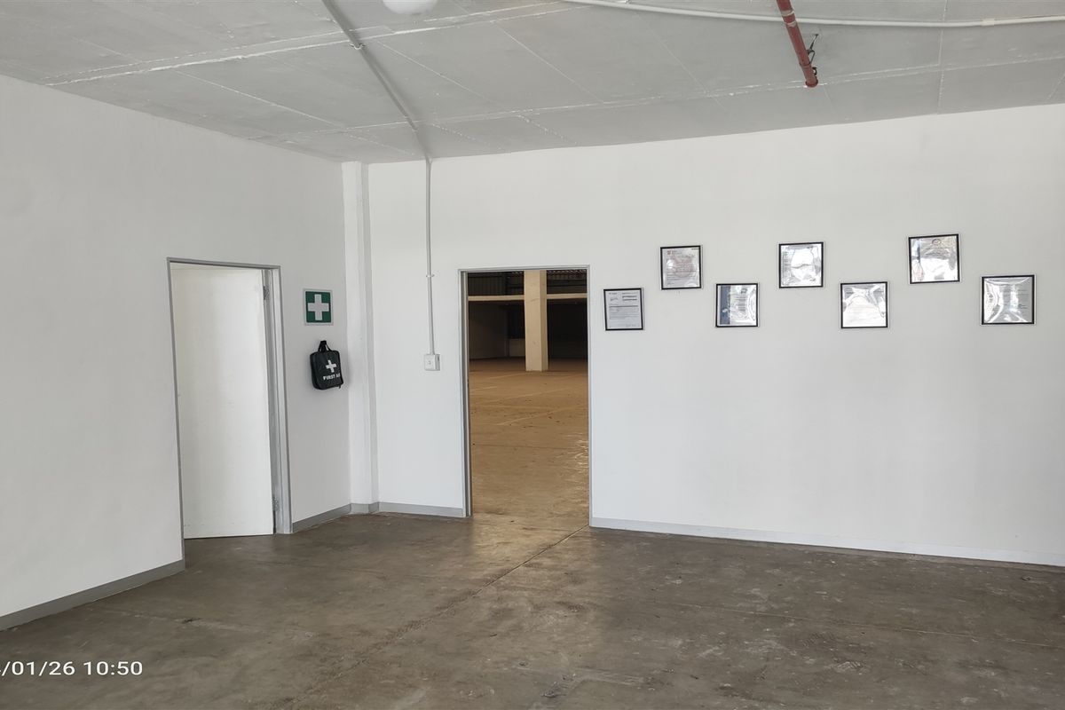 1815m2  Warehouse  - TO LEASE - Photo 2