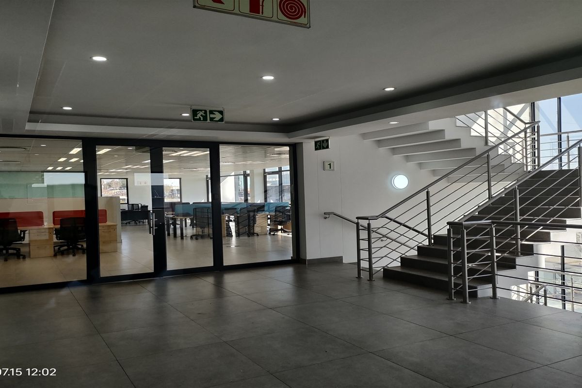 2244m2  Warehouse  - TO LEASE - Photo 5