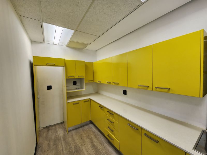 1099sqm Offices to let in Sandhurst, Sandton - Photo 9