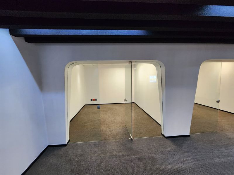 1099sqm Offices to let in Sandhurst, Sandton - Photo 6