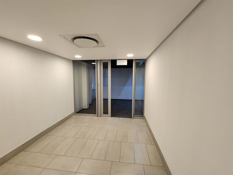 1099sqm Offices to let in Sandhurst, Sandton - Photo 3