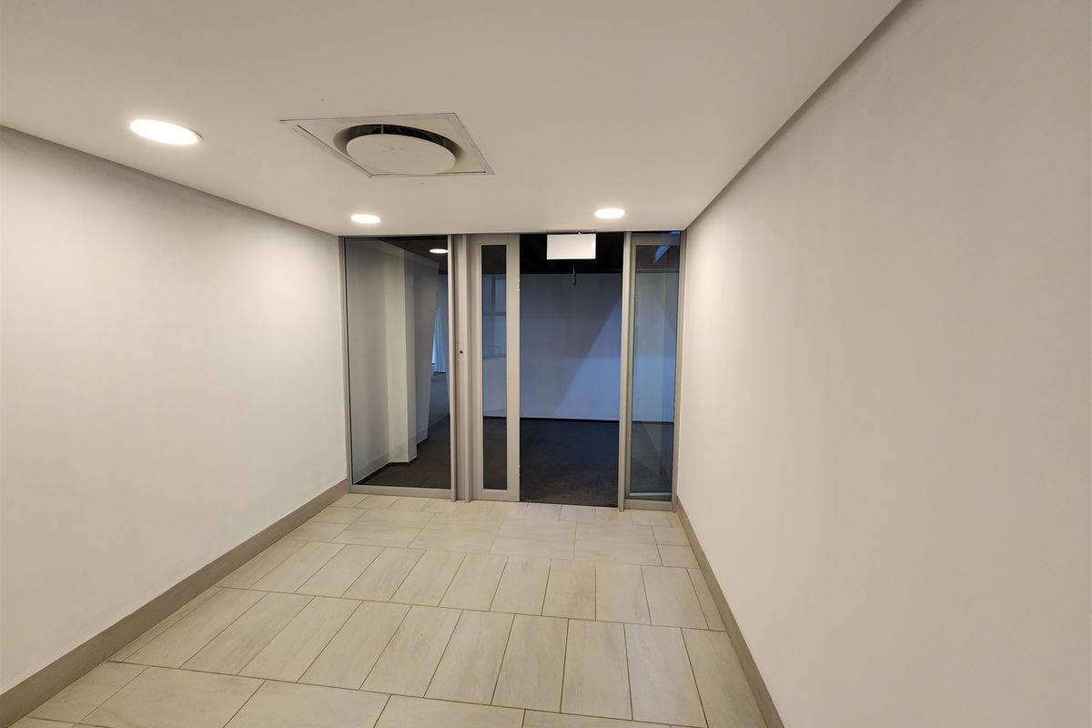 1099sqm Offices to let in Sandhurst, Sandton - Photo 3