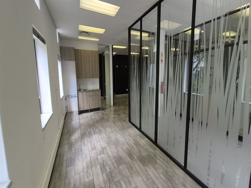 137m2 offices to let in Illovo - Photo 8