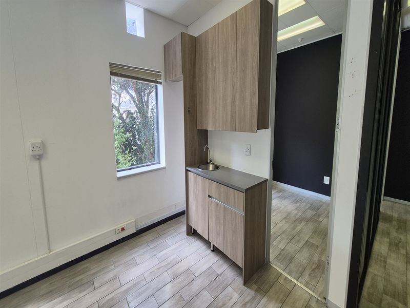 137m2 offices to let in Illovo - Photo 7