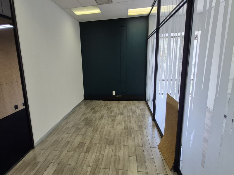 137m2 offices to let in Illovo - Photo 4
