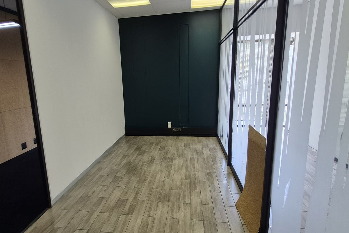 137m2 offices to let in Illovo - Photo 4