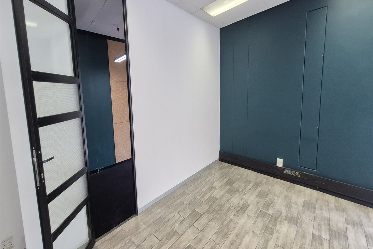 137m2 offices to let in Illovo - Photo 5