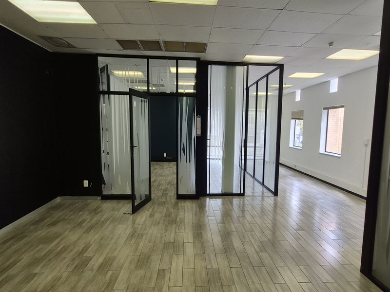 137m2 offices to let in Illovo - Photo 3