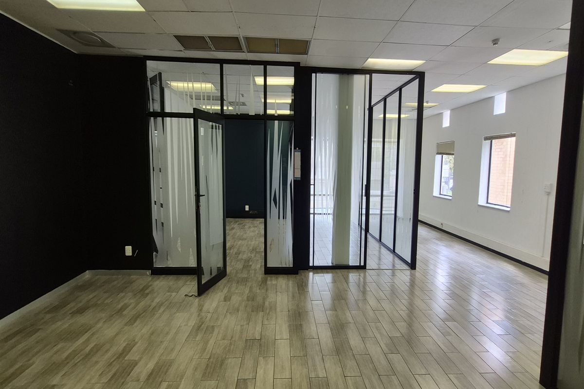 137m2 offices to let in Illovo - Photo 3