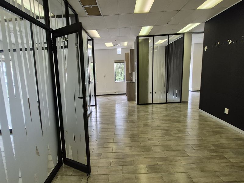 137m2 offices to let in Illovo - Photo 2