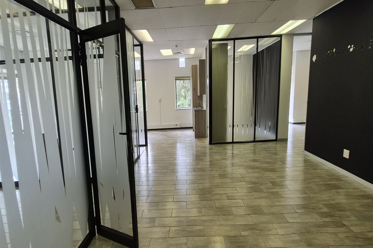 137m2 offices to let in Illovo - Photo 2