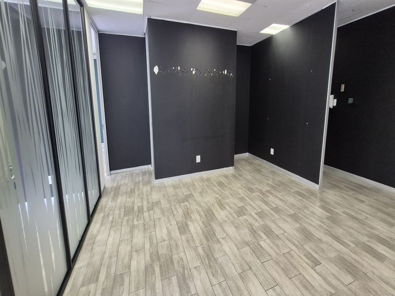 137m2 offices to let in Illovo - Photo 10