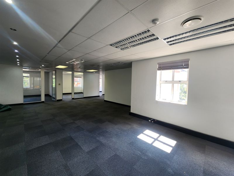 339.31sqm Offices to let in Chislehurston, Sandton - Photo 3