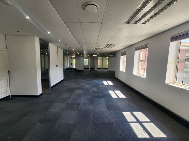 339.31sqm Offices to let in Chislehurston, Sandton - Photo 2