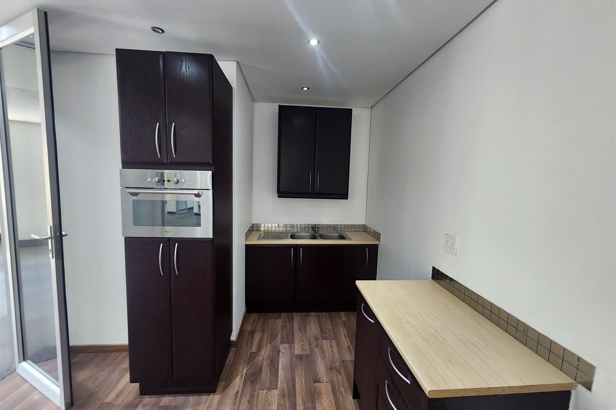 339.31sqm Offices to let in Chislehurston, Sandton - Photo 4