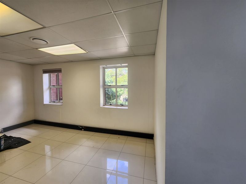 339.31sqm Offices to let in Chislehurston, Sandton - Photo 9
