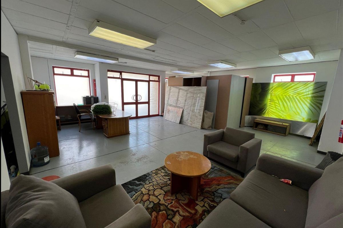 1154m2  Warehouse  - TO LEASE - Photo 3