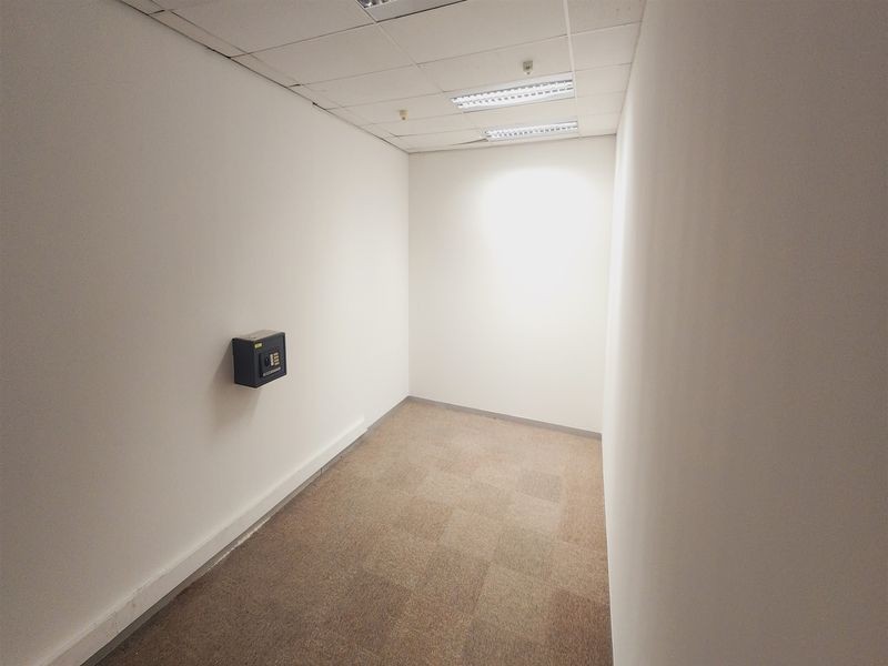 692.47sqm Offices to lo let Sandton - Photo 8