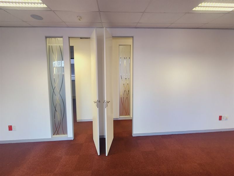 692.47sqm Offices to lo let Sandton - Photo 3