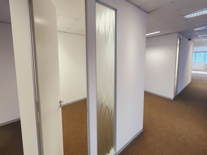 692.47sqm Offices to lo let Sandton - Photo 7