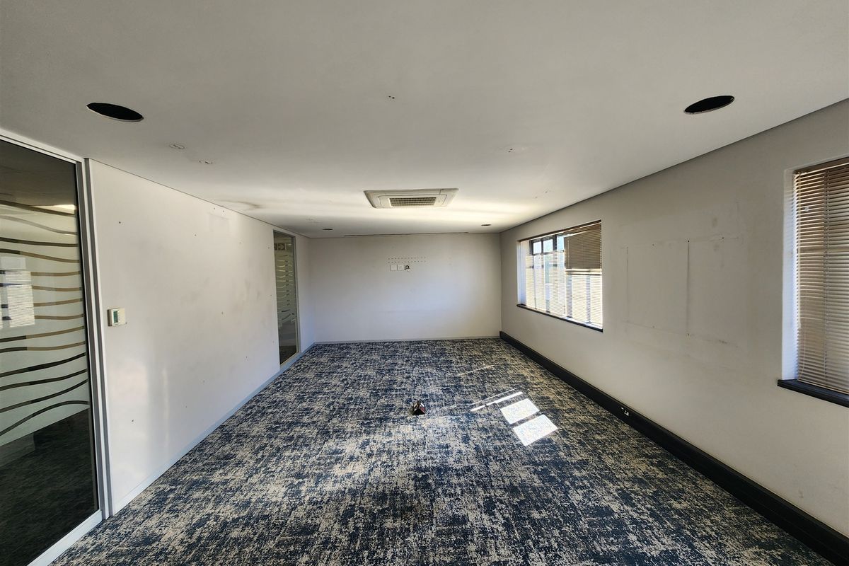 377sqm Offices to let in Sandown, Sandtown - Photo 3