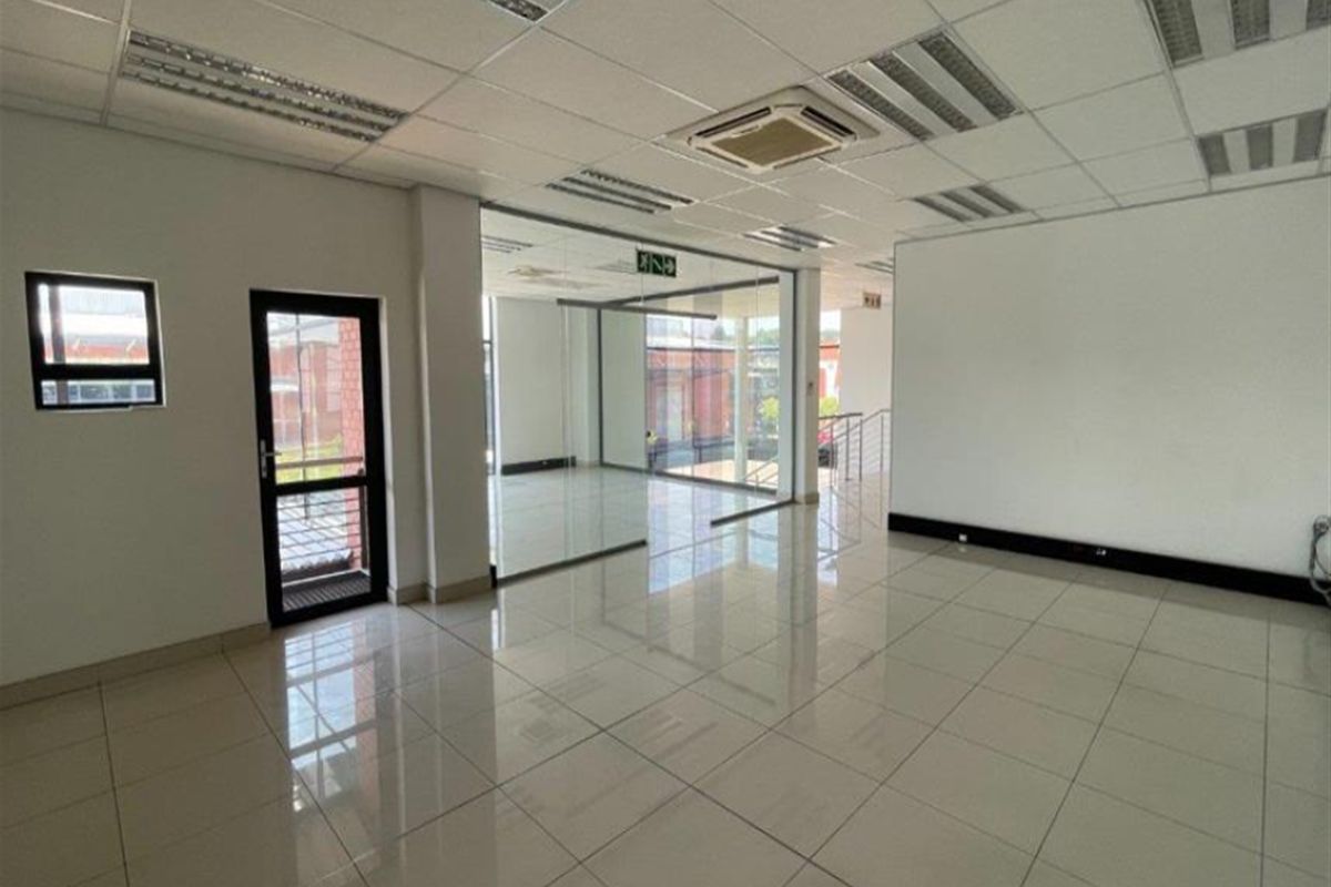 1345m2  Warehouse  - TO LEASE - Photo 3
