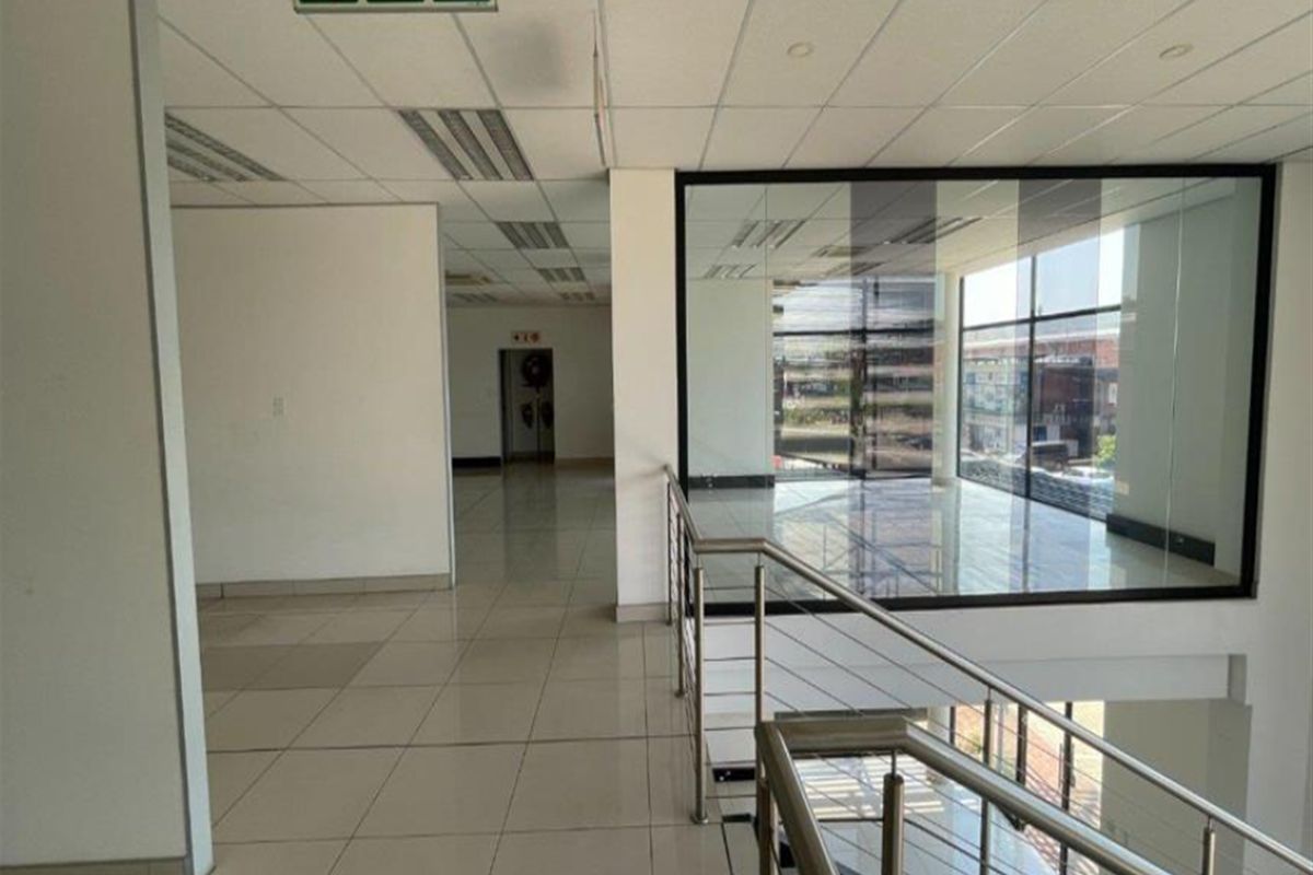 1345m2  Warehouse  - TO LEASE - Photo 2