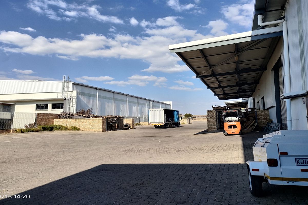 1545m2  Warehouse  - TO LEASE - Photo 3