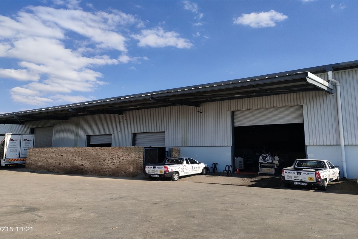 1545m2  Warehouse  - TO LEASE - Photo 2